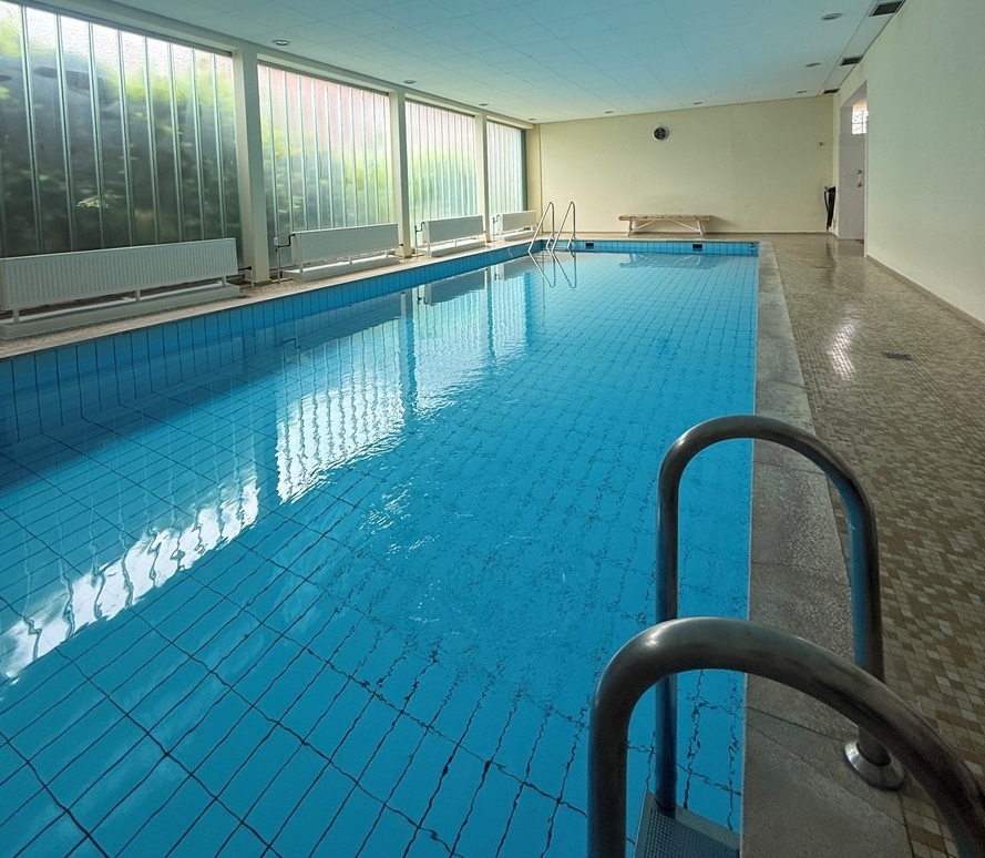 Schwimmhalle