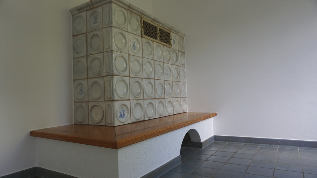 Kachelofen mit Sitzbank