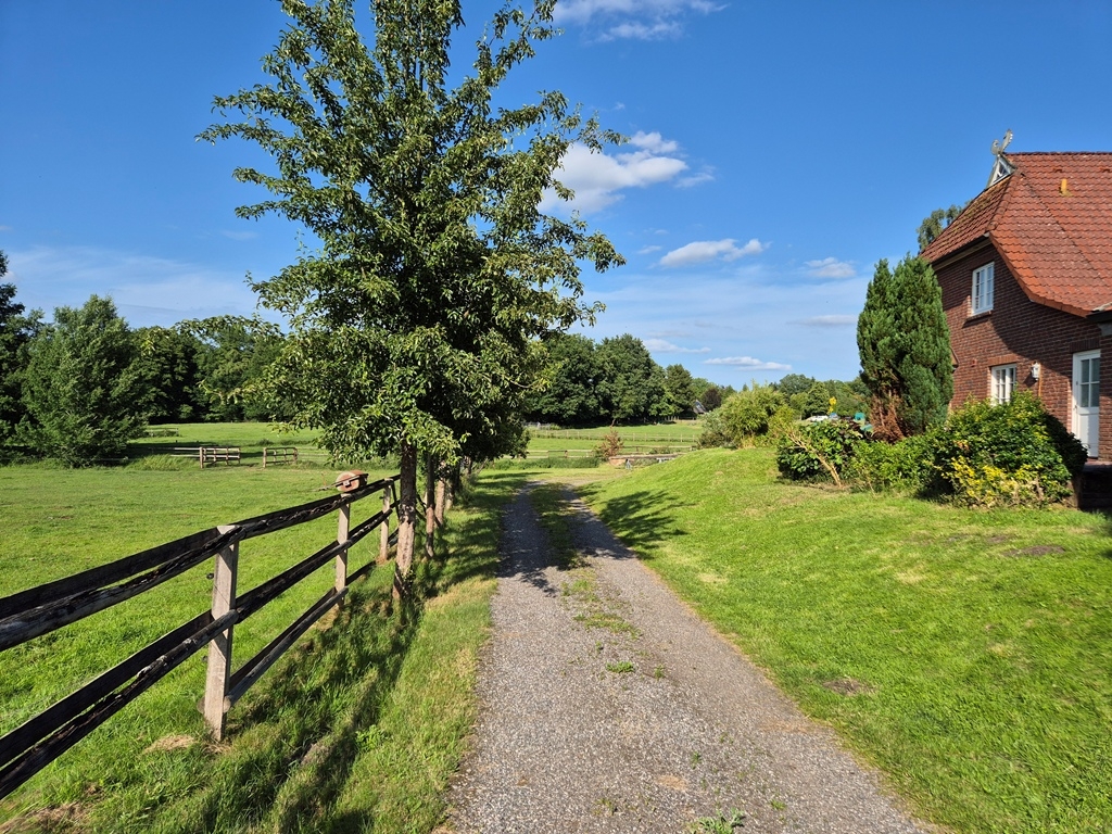 Zuwegung Hof und Wiese